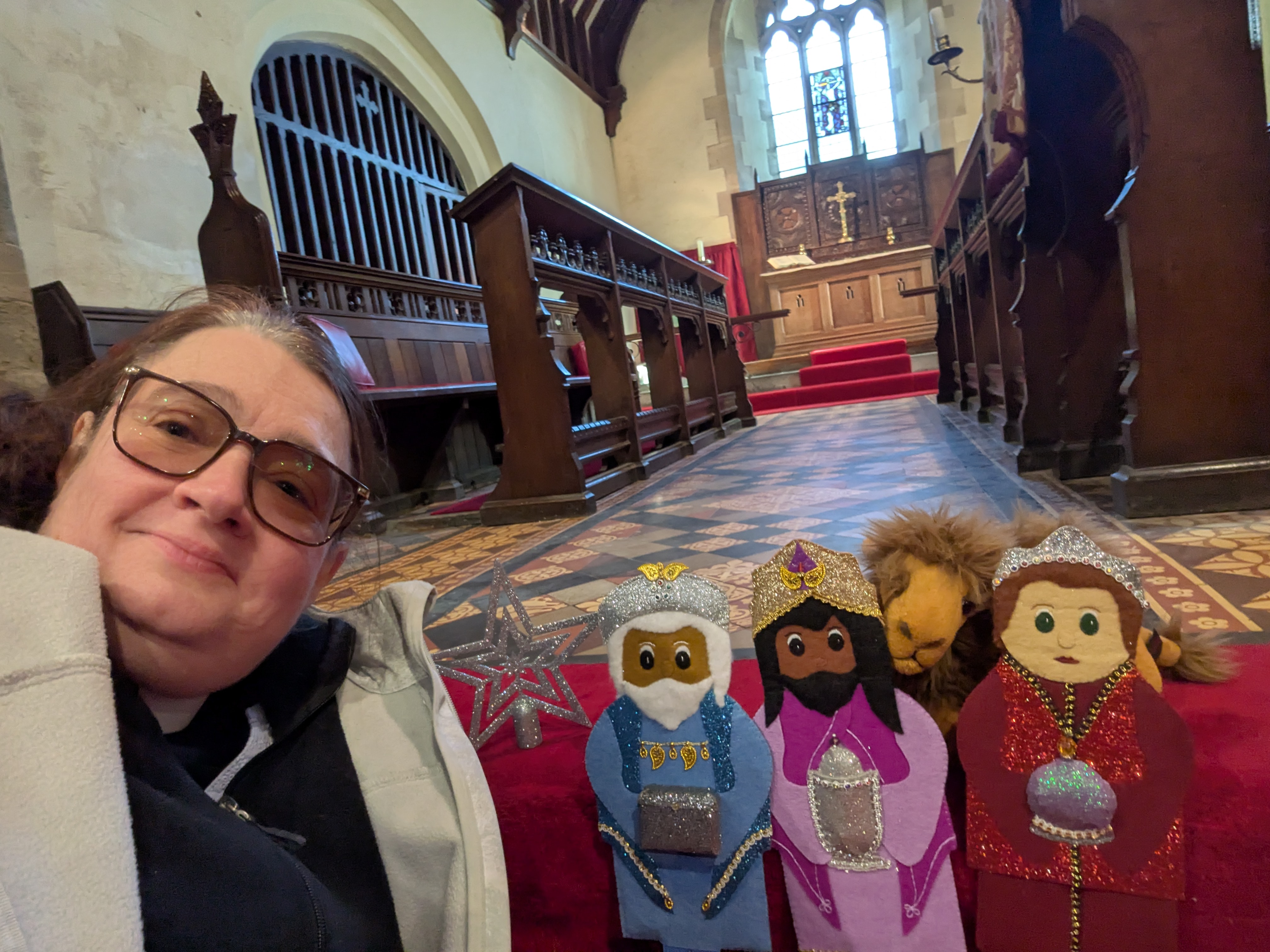 A selfie of Julia Quinn next to the muddy boots magi characters