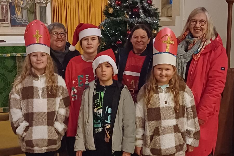 children around the christmas tree in Middle Littleton_header